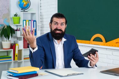 Matematik ve matematik dersinde hesap makinesi hesaplayan kafası karışmış bir adam.