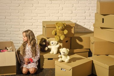 Oyun odası konsepti. Sadece oyuncaklara ihtiyacı var. Evim oyuncaklarımın olduğu yer. Sadece gerekli şeyler. Eviniz güzelmiş. Kutuları açtıktan sonra rahatlayan kız çocuğu. İçeri giriyoruz. Teslimat servisi. Evde iyi hissediyorum.