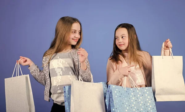 Ευτυχισμένα παιδιά. Μικρές αδελφές κορίτσια απολαμβάνουν online ψώνια. Πωλήσεις και εκπτώσεις. Αδελφότητα και οικογένεια. εξοικονομήσεις σε αγορές. Παιδική μόδα. Μικρά κορίτσια με τσάντες για ψώνια. Ευχαριστώ για την αγορά. — Φωτογραφία Αρχείου
