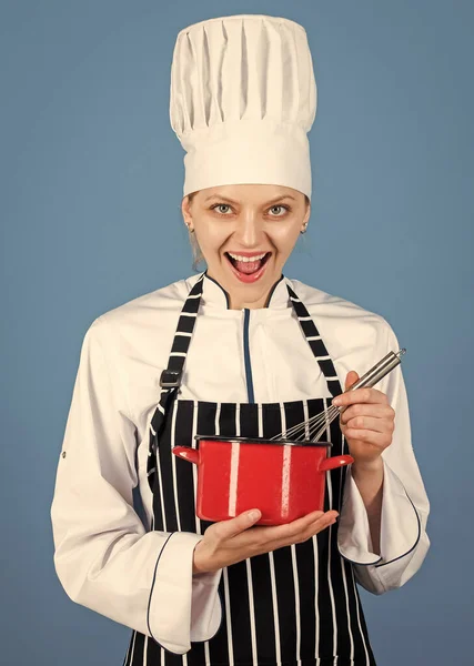 Kvinna i förkläde och hatt användning beater. Kom till min matlagningskurs. Kulinariska kurser. köksredskap - kastrull och kastrull. Saucepan Cook och Mat masterclass. glad kock kock med kastrull — Stockfoto