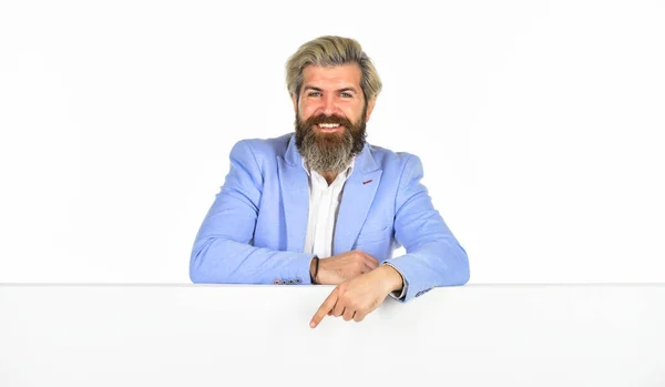 Succès commercial. succès barbu ceo en veste. homme confiant manager à l'air parfait. patron masculin mature. homme d'affaires isolé sur blanc. entrepreneur brutal vivre une vie de luxe. espace de copie — Photo