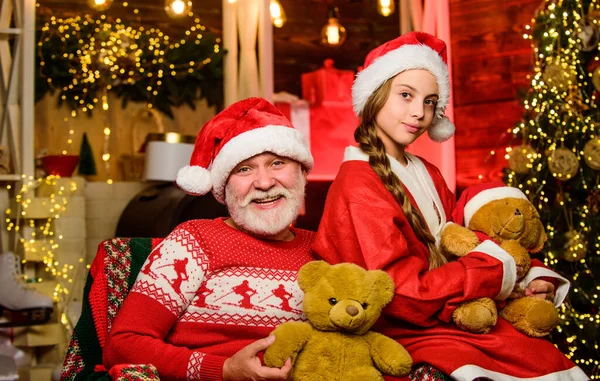 Kerstmis geluk en vreugde. Cadeau voor kind. Familie vakantie weekend. Meisje met kerstman. Gelukkig nieuwjaar. Nooit veel speelgoed. Opa en kleinkind thuis. vader en dochter liefde kerst — Stockfoto