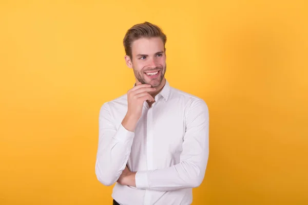 Bel homme d'affaires avec poil portant chemise blanche debout sur fond orange, mode d'affaires — Photo