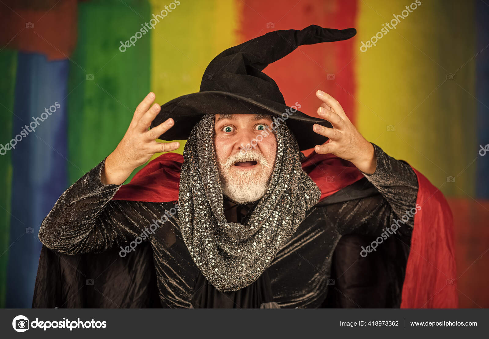 Sentindo medo. 31 de outubro. homem gótico com fantasia de halloween. homem  sênior segura abóbora. velho com capa e chapéu mágico. jack-o-lantern.  terror de fantasia de halloween. decoração de halloween e conceito