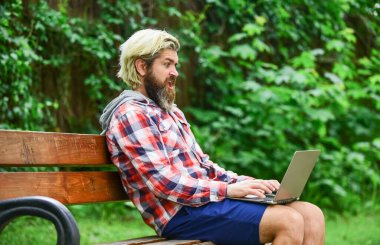 Çevik iş. Bilgisayarda çalışan olgun bir öğrenci. Pazartesi günü siber alışverişe git. Dizüstü bilgisayarı olan sakallı bir adam. Online uzak eğitim. Hipster parkta çalışmak için ilham aldı. Sınavlara hazırlanıyorum.