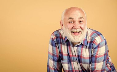 Emeklilik. Yaşlı, neşeli, güler yüzlü, kareli gömlekli dede. Yaşlılar eğlencesi. Yaşlı eğlencesi. Sakallı kıdemli hippi, olumlu duygu ifadesi. Eğleniyorum.