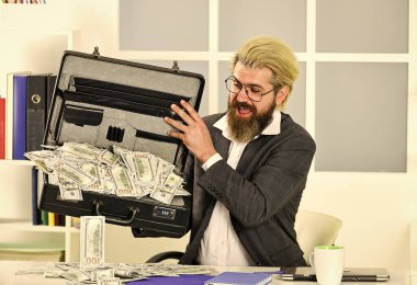 Banka hesabı. Kredi ve nakit konsepti. Şirket finansmanı. Ekonomi konsepti. Paraya bayılır. Fazla Harcamadan Daha Fazla Satış. Nakit ciro. Şirketin gelir dolandırıcılığı. Parası olan bir iş adamı.