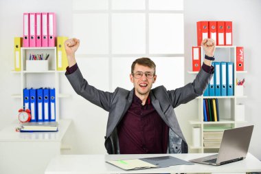 Bugün harika ol. Yetenekli ve başarılı CEO. Ofiste çalışan genç bir iş adamı. Erkek yönetici dizüstü bilgisayarda çalışıyor. Modern işyerinde meşgul bir adam. Patron ya da çalışan. Profesyonel sekreter olmak