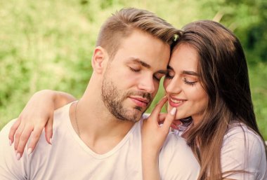 Güzel vakit geçiriyorum. Birbirine aşık çiftler. Deri ve saç bakımı. Parkta bir kızla bir erkek. Güzellik ve moda. Sevgililer Günü. Yaz titreşimleri. Aile hafta sonu. Romantik randevu. Çift dışarıda dinleniyor. Şefkatli duygu