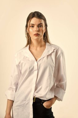 Dudaklara yumuşak bir taslak ve görsel hacim ver. Seksi, şehvetli kadın. Güzel surat. Kadın cilt bakımı. Makyaj ve makyaj malzemeleri. Sıradan moda tarzı. Moda makyajlı bir kadın. Cilt rengi. Etkileyici görünüş