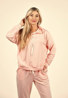 Güzel gülümseme. Atletik kızın moda portresi. Moda spor giyim sektöründe sporcu kız. Spor kıyafetleri spor salonunda eğitim için. Spor ve sağlıklı yaşam tarzı. Spor salonunda antrenman kıyafeti.