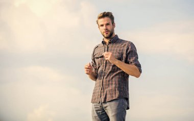 Yakışıklı adam güneş gözlüğü takıyor. Moda güneş gözlüklü hippi. Modaya uygun güneş gözlükleri. Ultraviyole koruma kavramı. Erkek gözlüklü model açık havada mavi gökyüzü arka planı. Mükemmel görüş. Moda uzmanı.