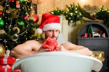 Ben de seni seviyorum. Kaslı adam küveti gevşet. Yeni yılın kutlu olsun. Erotik dilek. Cezbedici hissediyorum. Kış dekorasyonları. En iyi Noel hediyesi. Noel spa 'sı. Seksi olgun adam banyosu. kış tatili