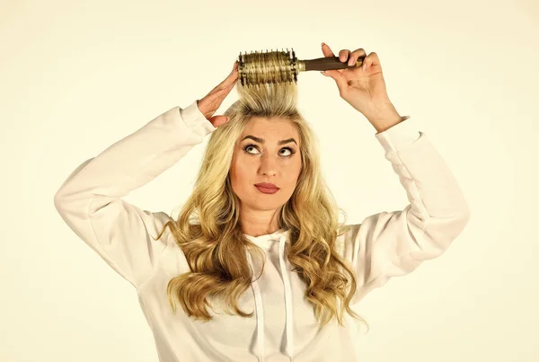 Jolie femme brossant les cheveux isolés sur fond blanc. Cheveux longs. Curling vos cheveux beaucoup plus facile. Brosse à friser chaude. Soins capillaires. Salon de coiffure. Équipement professionnel. Magasin de produits de beauté — Photo