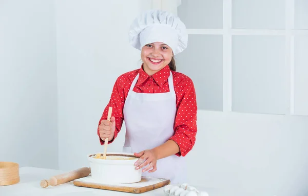 Em casa. Criança e cozedura. Alimentação saudável e conceito de estilo de vida. menina fazendo massa de farinha e ovos. dieta e saúde. Escola de culinária. cozinha tradicional. criança se divertindo com comida na cozinha — Fotografia de Stock