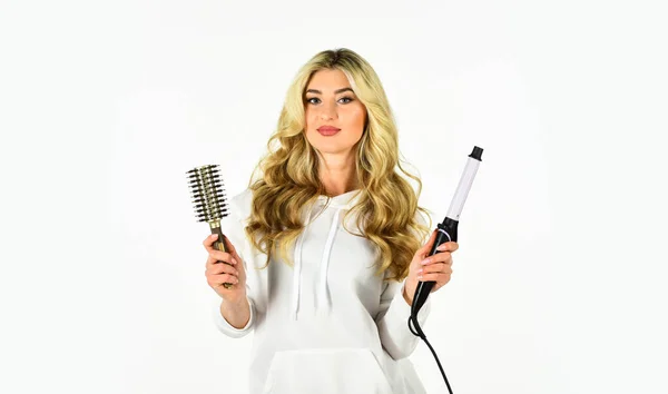 Lo usas todos los días. mujeres hermoso pelo rizado. Peinado con pelo rizado. Cabello rizado. Usando Curling Iron. Estilista de curling para mujer joven. rizos peinado. Chica con larga rubia soplando pelo rizado — Foto de Stock