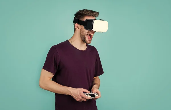 Realtà diversa. Il giocatore felice usa la tecnologia moderna. Futuro digitale e innovazione. Realtà visiva. uomo indossare occhiali VR wireless. Il ragazzo gioca ai videogiochi. giocatore di gioco con console. maschio in cuffia VR — Foto Stock