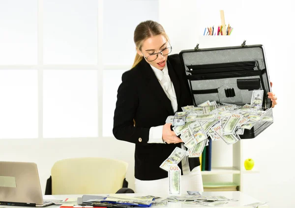 Confiante milionário cheque dinheiro. economia e finanças. Um rico bancário. investimento em si mesmo. mulher de negócios com saco de escritório. mulher de sucesso tem muito dinheiro. ela faz dólares — Fotografia de Stock