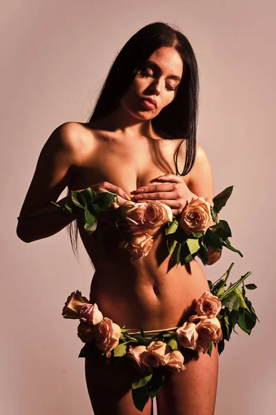 素晴らしい喜び。バラを持つ裸の女。花屋だ。完璧なボディモデルのファッションアート写真。メイクや髪型の女の子。セクシーな裸の女がバラの花を持ってる。春の貴婦人植物。完璧な人物 — ストック写真