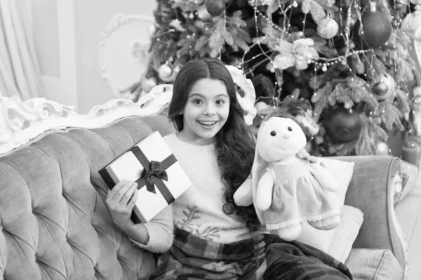 Sevimli kız Noel arifesinde oyuncakla oynuyor. Şimdiki konsept. Gülümseyen çocuk kış tatilinin tadını çıkarıyor. Kış tatili Kış süslemeleri. Büyüleyici bir atmosfer. Boks günü. Açık hediye. Kış harikalar diyarı — Stok fotoğraf