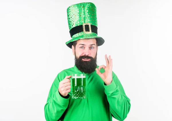 男人残忍的胡子嬉皮士喝了一品脱啤酒.爱尔兰酒吧绿色啤酒杯。喝啤酒的部分庆祝。酒吧季节性假日菜单.饮酒是圣徒每天不可缺少的一部分.爱尔兰传统 — 图库照片