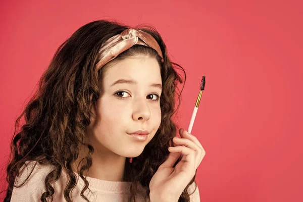 Bonita. retrato de belleza de niño con maquillaje natural y piel sana. Feliz día de los niños. moda y belleza. Niña con cara feliz. chica divertirse en la fiesta de salón de belleza spa. espacio de copia — Foto de Stock