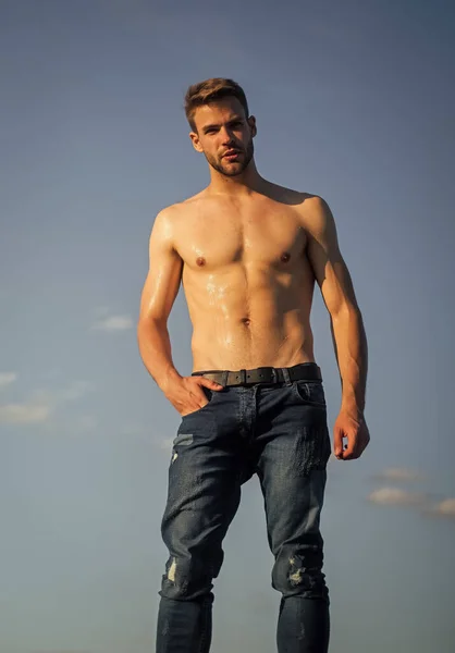 Sê forte. homem forte nu. homem forte muscular tem corpo molhado. forma de corpo atlético. O tipo sem camisa relaxa ao nascer do sol. jovem atlético com corpo muscular. desportista e modelo de fitness — Fotografia de Stock