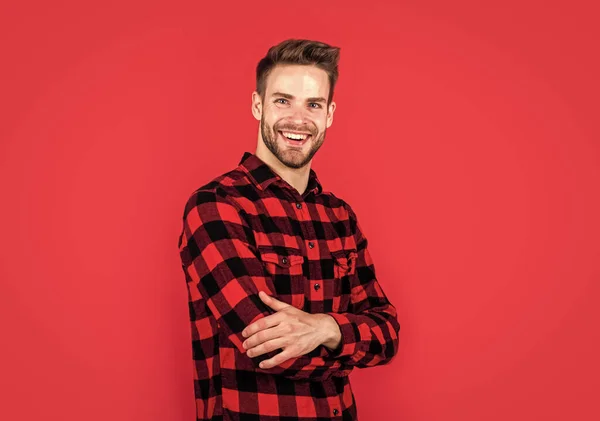 Nel ranch. ritratto di uomo bello alla moda in camicia. business camicie classiche da uomo con stampa a scacchi. bello fiducioso giovane in piedi e sorridente in camicia. ragazzo felice che sorride. copia spazio — Foto Stock