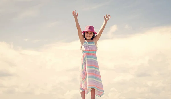 Giovane e bella. elegante bambino carino in posa in primavera. Divertimento estivo e concetto di svago. modello di moda posa. il suo stile alla moda. senso di libertà. Elegante bambino di moda baby girl bambino all'aperto — Foto Stock