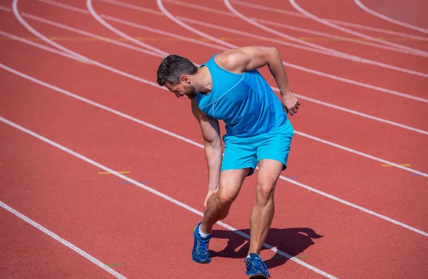 Deportista se siente herido y dolor agudo debido a trauma deportivo después del entrenamiento, lesión deportiva — Foto de Stock