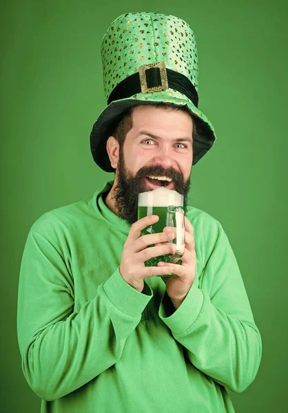 Färgade gröna traditionella öl. Alkoholhaltig dryck. Låt oss starta patricks party. Irländsk tradition. En brutal skäggig hipster dricker öl. Irländsk pub. Dricker öl del firande. Fest och semester meny — Stockfoto