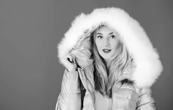 Figo e sexy. buone vacanze invernali. Anno nuovo. bellezza in abbigliamento invernale. shopping della stagione fredda. Ragazza col cappuccio. moda eco-pelliccia. influenza e freddo. moda stagionale. donna in cappotto imbottito caldo — Foto Stock