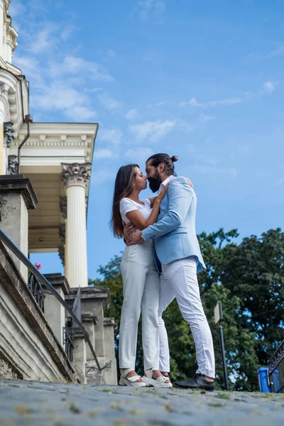 Verliebt sein. Mann umarmt sein Mädchen im Freien. verliebtes Paar. fühlen Sie die Romantik. Erstes Treffen. feiern romantische Feiertage. Familienjubiläum. Gefühle pur. bärtige Mann Hipster umarmen sexy Frau — Stockfoto