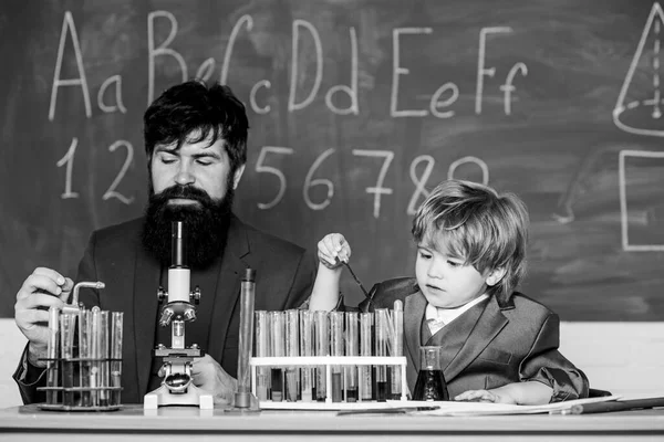 Invenção química. Estudar química e biologia. Estudar é interessante. Estudo em atividade educativa através da experiência. Adoro estudar na escola. Professor e aluno em laboratório químico — Fotografia de Stock