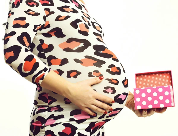 Vrouwelijke handen van zwangere vrouw houden aanwezig of geschenk — Stockfoto