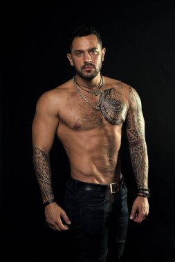 Maço seksi çıplak gövde. Dövme sanat derisi ile uyumlu bir model. Sakallı ve saçlı sporcu ya da sporcu. Spor ve spor. Erkeklik. Kaslı gövde. Gerçek erkekler için mücevherler. Dövmeli sakallı adam.