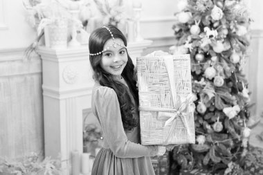 Bayram hediyesi vermenin keyfi. Mutlu çocuk Noel hediyesi. Küçük kız Noel 'i ve yeni yılı kutluyor. Tatil dilek listesi. Tatil kutlaması. Boks günü. Noel ve yeni yıl kutlamaları. Tatil sezonu