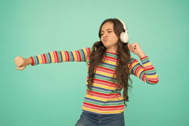 Kafasının içinde parti var. Modern müzik hizmetleri. Eğlence başvurusu. Küçük çocuk kulaklıkla çalan şarkılardan hoşlanır. Dans müziği. Albümün en sevdiği sanatçı. Mutlu küçük kız müzik dinle