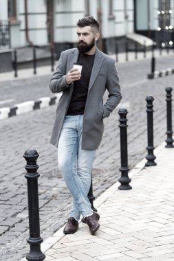 Paket kahve. Sakallı hippi, kahve fincanı içer. İyi hazırlanmış bir işadamı, şehir dışında kahve molası verir. Yürü ve taze kahvenin tadını çıkar. Sokakta birini bekliyor.