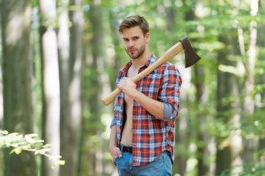 Bu konuda ciddiyim. Seksi adam ormanda düğmesiz gömlek giyer. Erkek gücü ve enerji. Kamp alanında yakacak odun. Kamp ve yürüyüş. Açık hava aktivitesi. Baltalı güçlü bir adam. Oduncu mu? Çiftlik adamı balta taşıyor.