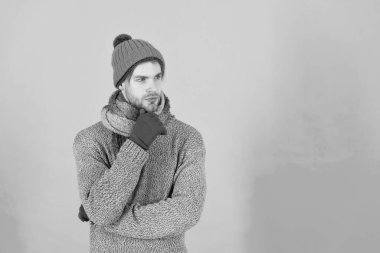 Sıcak kış titreşimleri. Düşünceli, mavi bir geçmişi var. Kış tasarımı içinde yakışıklı bir adam. Kış kıyafetleri için tasarlanmış sıradan bir kıyafet. Tarz ve moda. Soğuk kış havası için sıcak giysi, kopyalama alanı