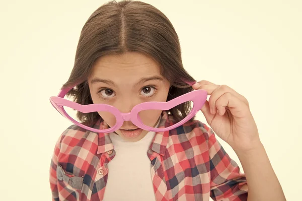 Ga schattig en leuk. Valentines meisje met feest lijkt geïsoleerd op wit. Klein kind in hartvormige glazen. Valentijnsdag feest. Fashion accessoire voor Valentijnsdag. Mode en schoonheid. Valentijnsdag — Stockfoto