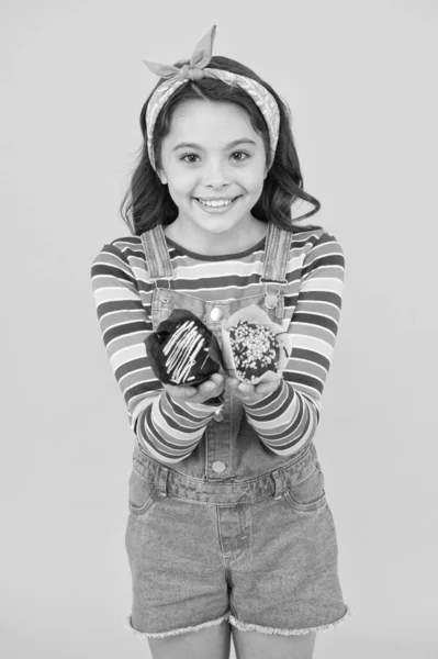 Os queques estão prontos. infância despreocupada alegre. menina retro segurar bolo de Páscoa. menina bonito com muffins saborosos. Um miúdo pequeno a comer um bolo delicioso. férias de verão e férias. Conceito de dente doce — Fotografia de Stock