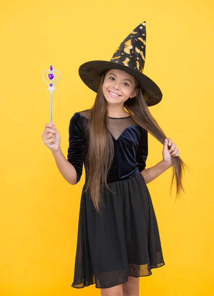 Strega migliore. bambino in cappello sorridente. Il ragazzo tiene la bacchetta magica. stregoneria e incantesimo. vacanza autunnale infanzia. teen girl pronto a festeggiare la festa. festa in costume divertente. felice Halloween — Foto Stock