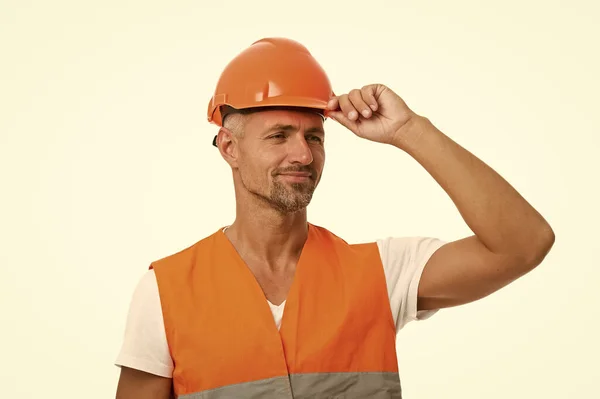 Alles is onder controle. Veiligheidsconcept. De man draagt een beschermende helm en uniform. Vrolijke bouwer. Het concept van beschermende uitrusting. Knappe bouwer. Inspecteur controle. Architectencontrole — Stockfoto