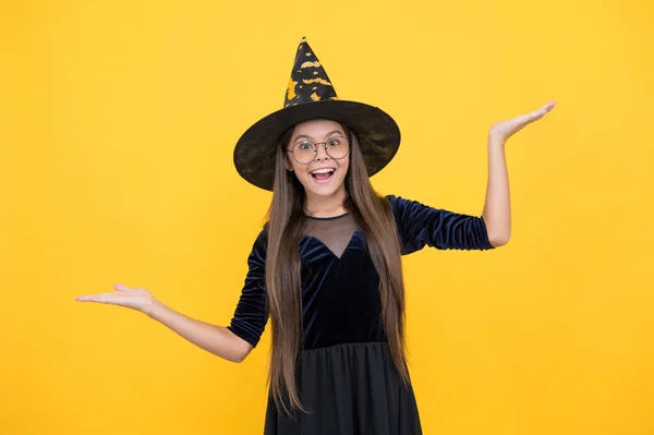 Halloween criança em chapéu de bruxa e óculos olhar como aluno da escola assistente, feliz feriado de Halloween — Fotografia de Stock