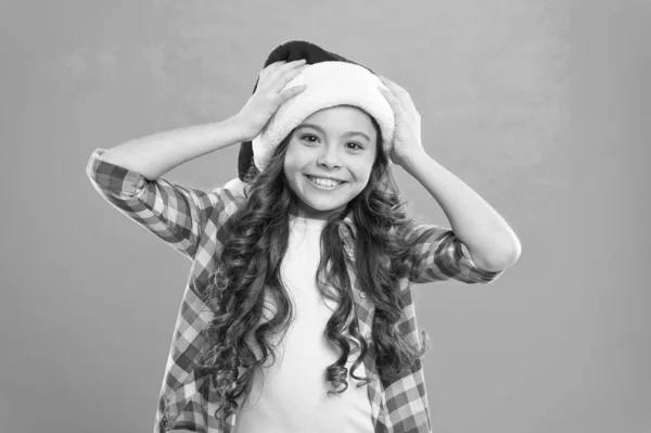 Espalhem alegria e amor, é época de Natal. Criança em Papai Noel. Presente para o Natal. Festa de Ano Novo. Miúdo do Pai Natal. Boas férias de inverno. Menina pequena. Sonhos queridos. À espera do Pai Natal — Fotografia de Stock