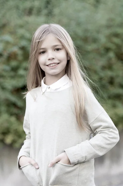 Kind in grijze trui op idyllische herfstdag — Stockfoto