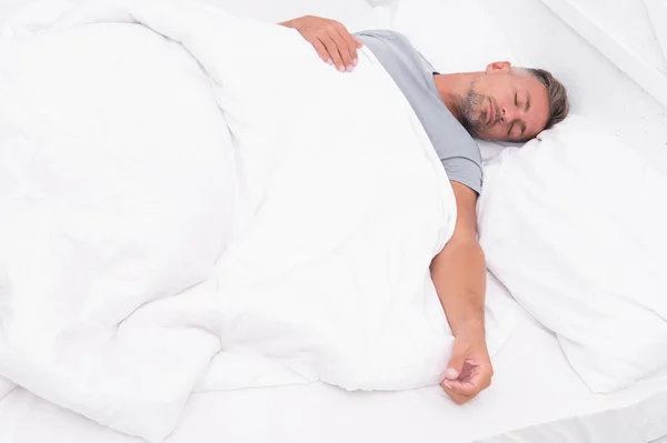 Hábitos saludables. Hombre guapo tipo yacía en la cama durmiendo. Duerme lo suficiente. Consejos para dormir mejor. Barbudo hombre tranquilo dormir cara relajante en la almohada cubierta manta. Relajación total —  Fotos de Stock