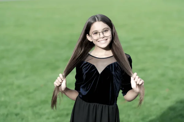 O meu cabelo o meu olhar. Menina feliz segurar longo cabelo morena. Salão de cabeleireiro. Cuidados com o cabelo de verão. Shampoo saudável e condicionador. Cosméticos naturais. Natureza é melhor artista de beleza — Fotografia de Stock